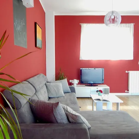 Guest house Ground Floor With Spacious Backyard Pula