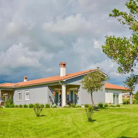 Ground Floor With Spacious Backyard 3* Pula