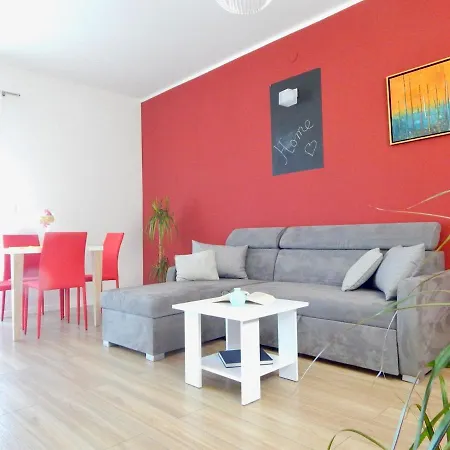 Guest house Ground Floor With Spacious Backyard Pula