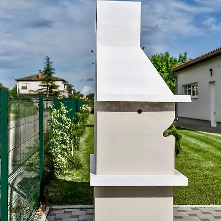Ground Floor With Spacious Backyard Pensjonat Pula